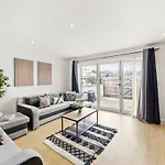 Modern Apartment - Sleeps 8