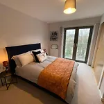 Stunning 2-Bed Apartment In Bristol With Parking