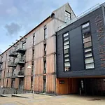 Stunning 2-Bed Apartment In Bristol With Parking
