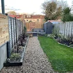 Gloucester Rd 2 Mins Away - Fab, New, Trendy House