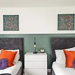 Modern Apartment - Sleeps 8