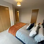 Stunning 2-Bed Apartment In Bristol With Parking