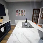 House Near Restaurants, Park And Pubs, Perfect For Pets!