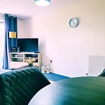 Modern 2 Bed House- Free Parking And Close To The Centre