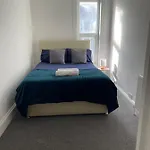 Room In Gloucester Road 4