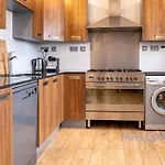 Spacious 3 Bedroom Apartment, Private Parking, Central