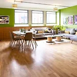 Spacious 3 Bedroom Apartment, Private Parking, Central