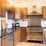 Spacious 3 Bedroom Apartment, Private Parking, Central