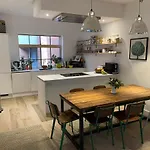 Ideal Bristol Getaway - 3 Bed Harbourside Home