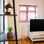 Deluxe 4 Bedroom House In Filton Bs34 Oakley Lodge