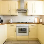 Luxury 3 Bed House, 8 People, With Street Parking!