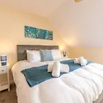 Luxury 3 Bed House, 8 People, With Street Parking!