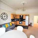 Peaceful & Pretty 2 Bedroom Flat Near Clifton