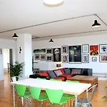 Funky Urban Two Bed Flat In The Heart Of Bristol