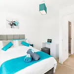 Spacious Group House For Medical Staff, Contractors & Families - Ensuites, Parking & Netflix By Dreamypads