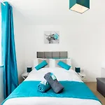 Spacious Group House For Medical Staff, Contractors & Families - Ensuites, Parking & Netflix By Dreamypads
