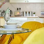 Stylish 2 Bedroom In Clifton - Garden