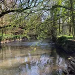 1 Bedroom Rural Cabin Retreat With Hot Tub In Hambrook Close To Bristol City Centre