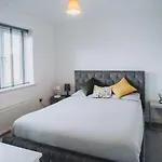 Deluxe 2 Bed Flat In Patchway Near Aztec West And Cribbs Causeway Bristol