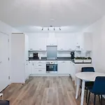 Deluxe 2 Bed Flat In Patchway Near Aztec West And Cribbs Causeway Bristol
