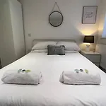 2 Studio Flat, 50M From Airbus