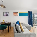 Enchanting Bristol Abode -Sleeps 6 With Balcony!