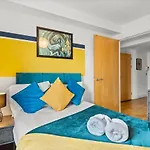 Enchanting Bristol Abode -Sleeps 6 With Balcony!