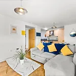 Enchanting Bristol Abode -Sleeps 6 With Balcony!
