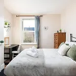 Aj\'S Stays - Free Wifi - Free Parking - Garden - Sleeps Up To 7 - 4 Beds