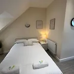 6 Studio Flat, 50M To Airbus