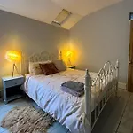 Charming Cottage Retreat With Garden - Sleeps 12