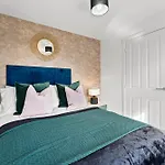 Stylish 4 Bed - Parking - Sleeps 14