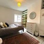 Charming Cottage Retreat With Garden - Sleeps 12