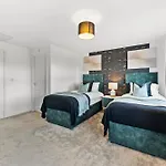 Stylish 4 Bed - Parking - Sleeps 14
