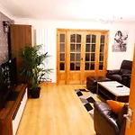 Dundridge Home - Morden Urban Living - Sleeps Up To 9 Guests & Private Parking For 2 Vehicles