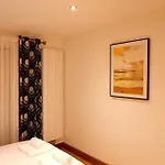 Dundridge Home - Morden Urban Living - Sleeps Up To 9 Guests & Private Parking For 2 Vehicles