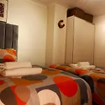 Dundridge Home - Morden Urban Living - Sleeps Up To 9 Guests & Private Parking For 2 Vehicles
