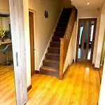 Dundridge Home - Morden Urban Living - Sleeps Up To 9 Guests & Private Parking For 2 Vehicles