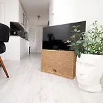 4 Bedroom With Free On Street Parking