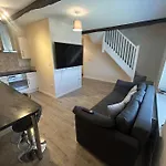 1 Bed Flat, Free Parking, 5 Min Walk To Airbus