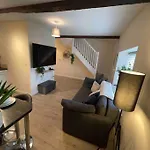 1 Bed Flat, Free Parking, 5 Min Walk To Airbus