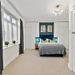 Stunning 4-Bed - Garden - Sleeps 14