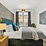 Stunning 4-Bed - Garden - Sleeps 14