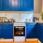 Boutique Flat - Parking - Sleeps 9