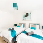 Spacious Group House For Medical Staff, Contractors & Families - Ensuites, Parking & Netflix By Dreamypads
