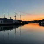 Harbourside Hideaway - Superb Flat With Terrace