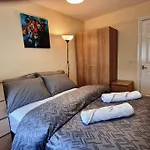 2 Bedroom Flat Close To Centre