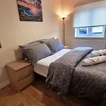 2 Bedroom Flat Close To Centre