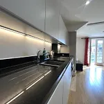 Harbourside Haven - One Bed Apartment With Balcony