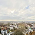 Spacious 2 Storey Penthouse Flat, Fantastic Views!